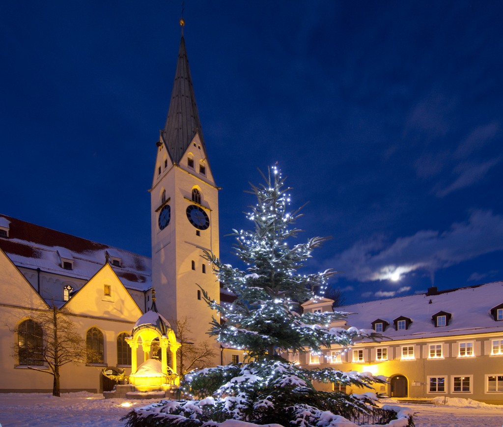 Die St.-Mang-Kirche und der St.-Mang-Platz in der Weihnachtszeit