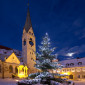 Die St.-Mang-Kirche und der St.-Mang-Platz in der Weihnachtszeit