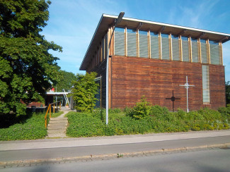 Blick von der Plabennecstraße auf die Auferstehungskirche Waltenhofen