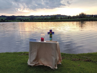 Blick über den Altar auf den Niedersonthofener See