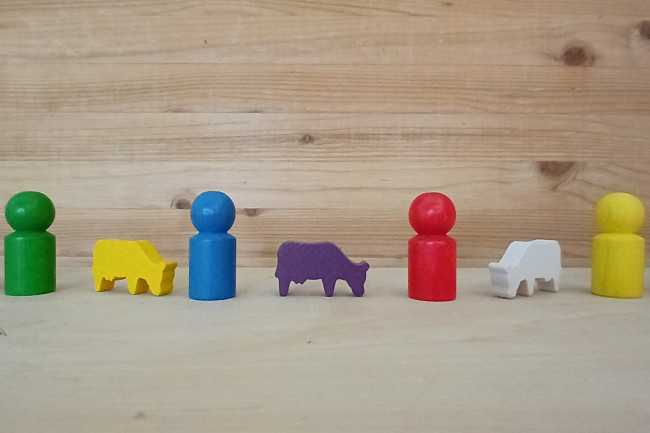 Spielfiguren auf Holzbrett