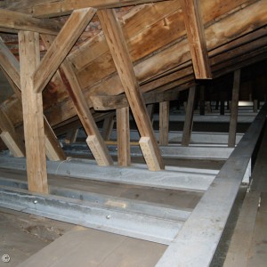 Eingebaute Stützen auf dem Dachboden 