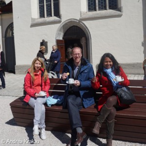 Kirchenkaffee in der MangBox und bei schönem Wetter auf dem St.-Mang-Platz