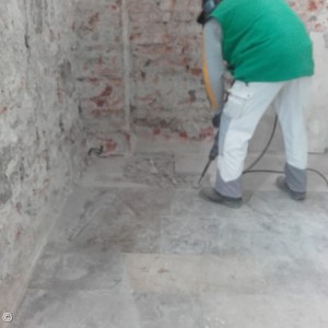Feuchte Stellen im Mauerwerk müssen ausgebessert werden