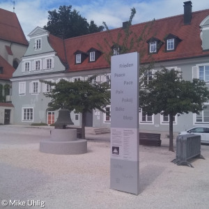 Pax-Glocke mit Stele auf dem St.-Mang-Platz