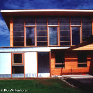 Bilck auf das Pfarrhaus mit PV-Anlage